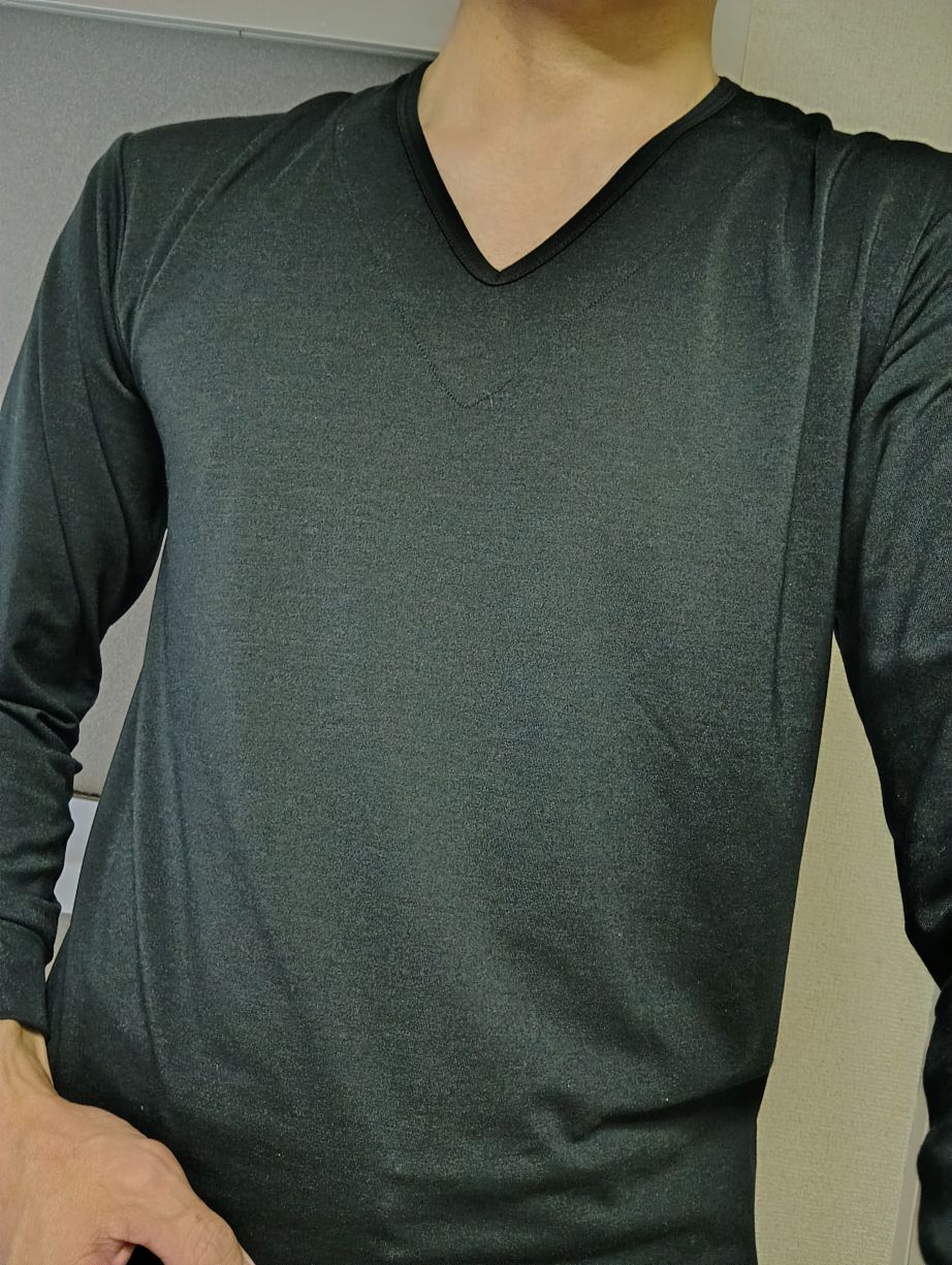 ReDリカバリーウェアのVネックインナー長袖を実際に購入して着用している画像